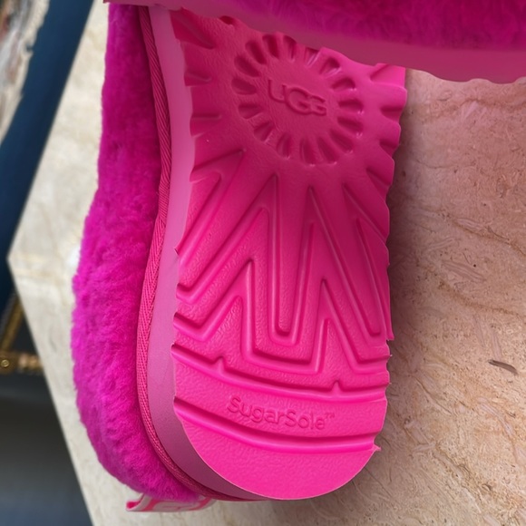 NWT UGG Women's Classic Cozy Bootie. - Picture 9 of 14